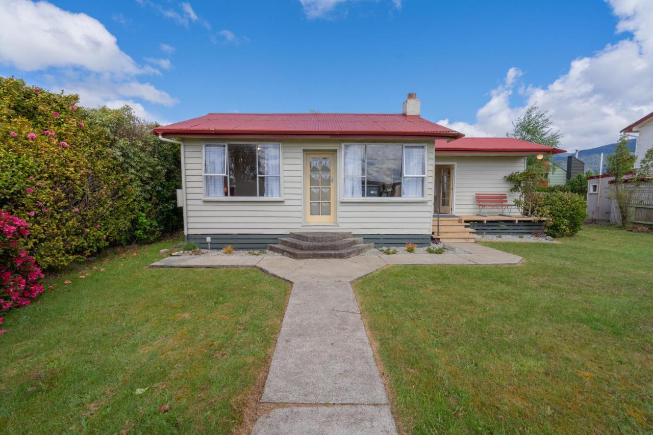 Rustlein Cottage - Te Anau Holiday Home エクステリア 写真