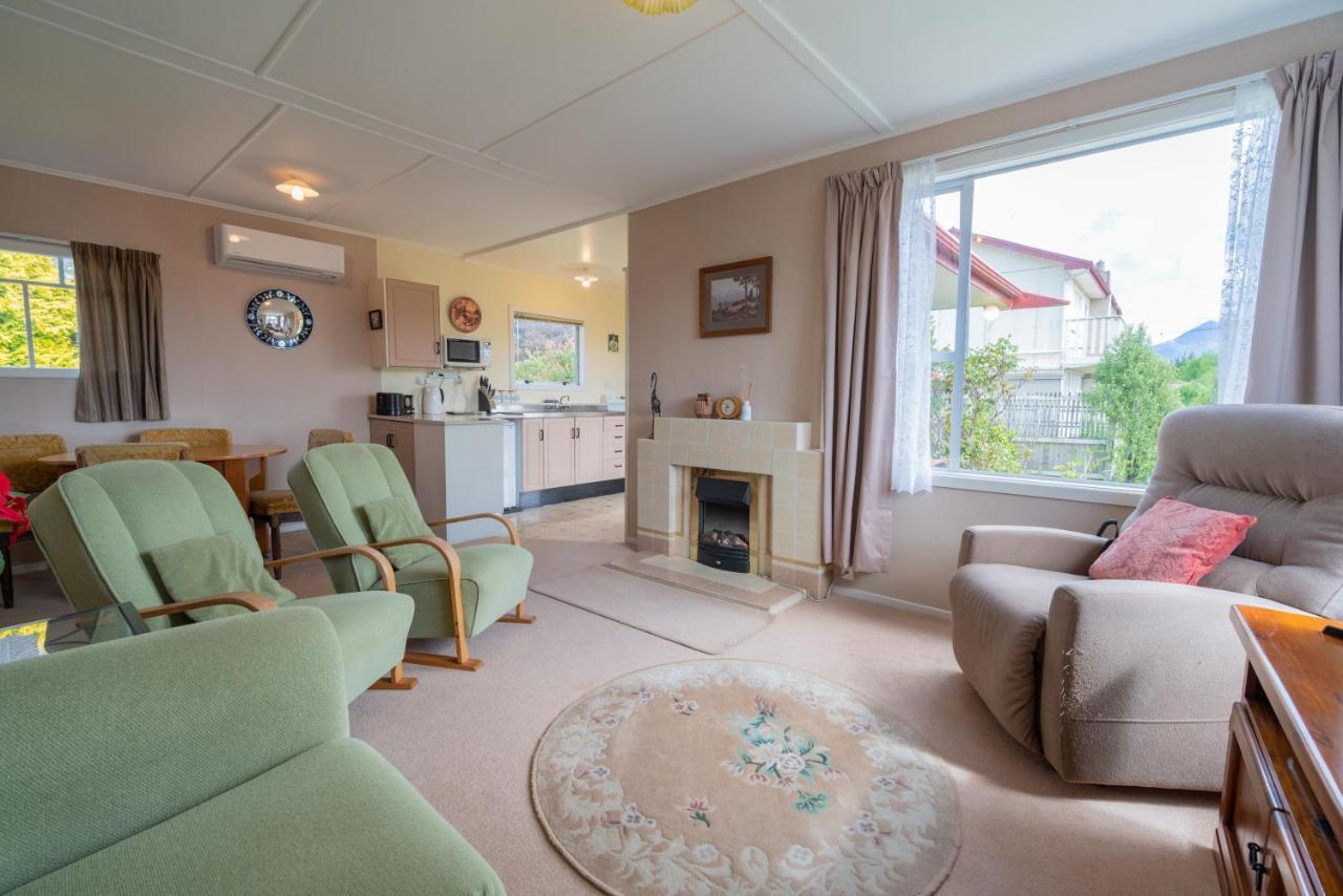 Rustlein Cottage - Te Anau Holiday Home エクステリア 写真